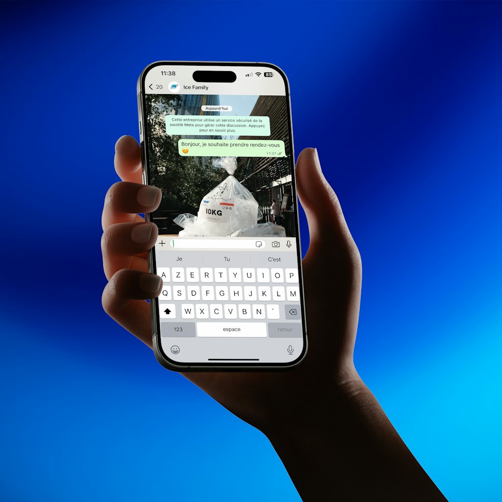 Photo of a hand holding a smartphone showing a chat answered instantly